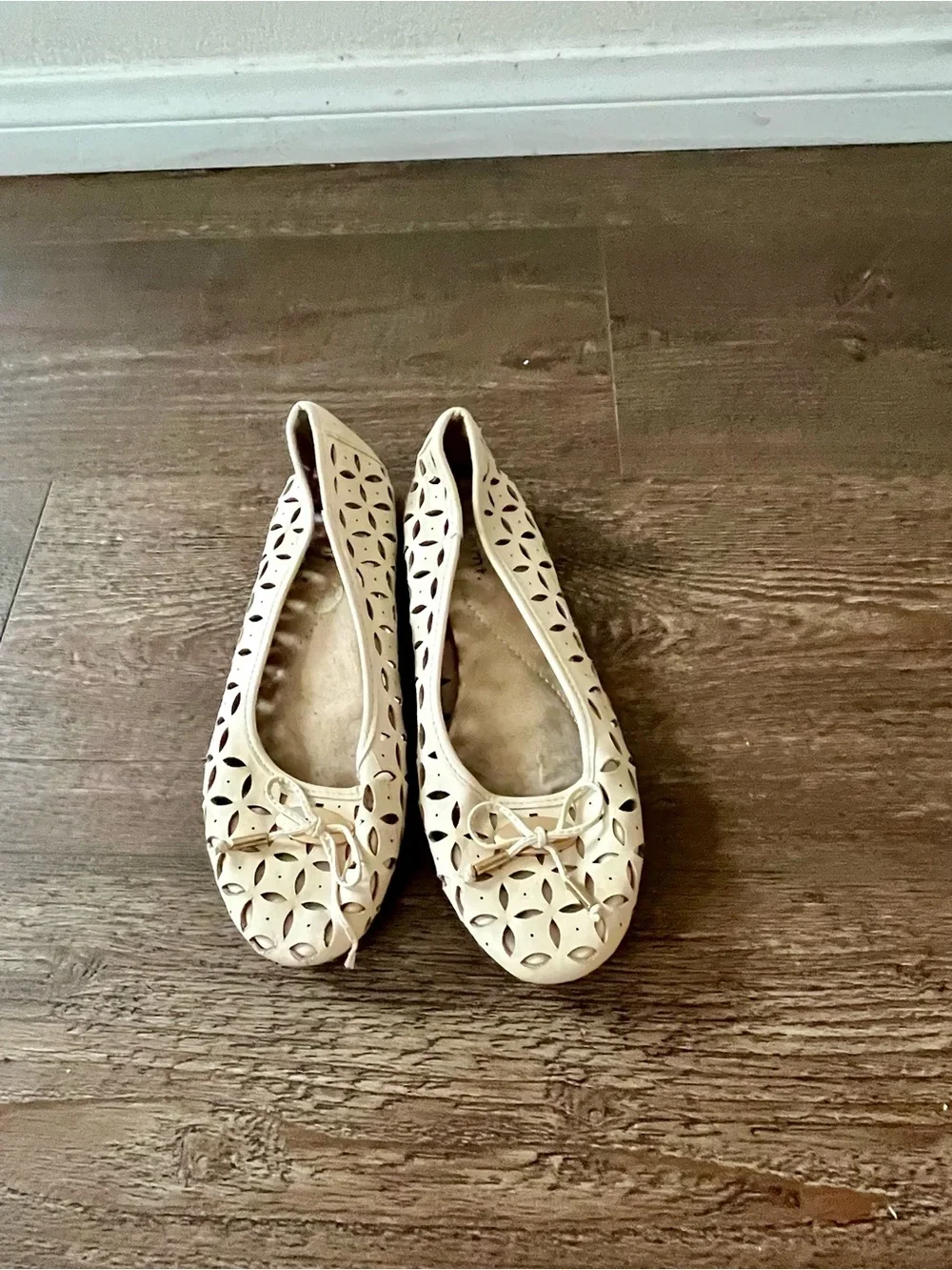 WHIT Cream Laser-Cut Bow Detail Ballet Flats
